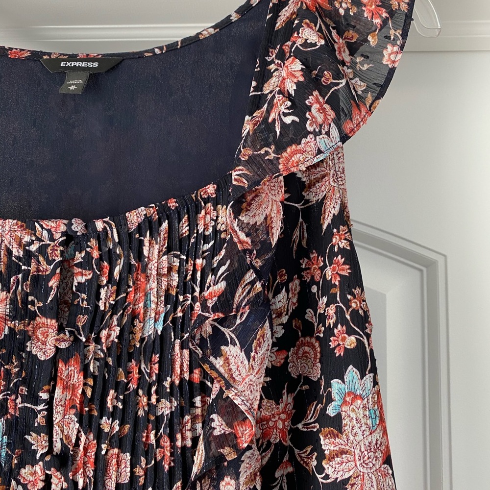 Express Ruffled Floral Top🌼🌺 - Picture 3 of 13